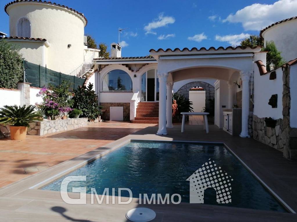 For sale house with pool and 9m mooring in Empuriabrava, Costa Brava