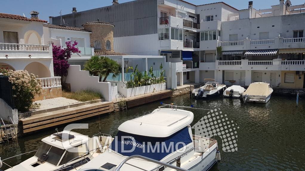 Apartamento de 2 habitaciones con amarre y garaje Empuriabrava