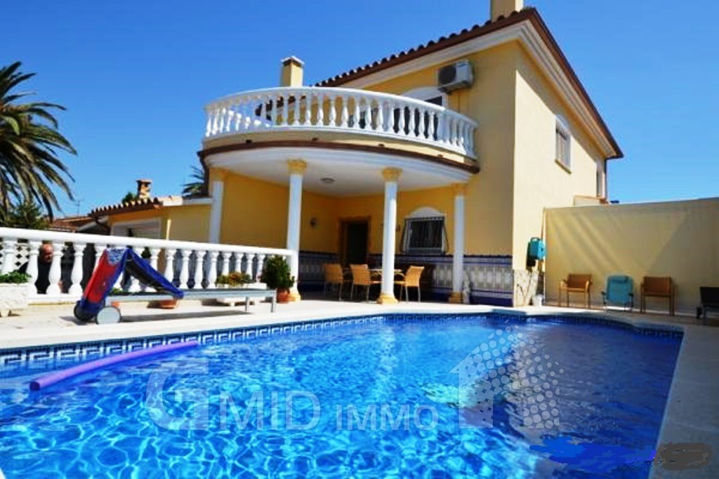 Detached house with 4 bedrooms, pool and garage in Empuriabrava