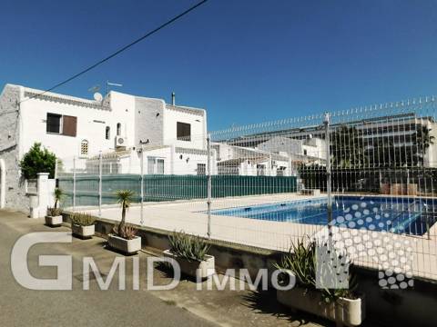 For sale semi-detached house with communal pool Santa Margarita, Roses