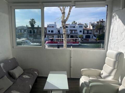 Renovated apartment with canal view, optional private parking in the center of Empuriabrava
