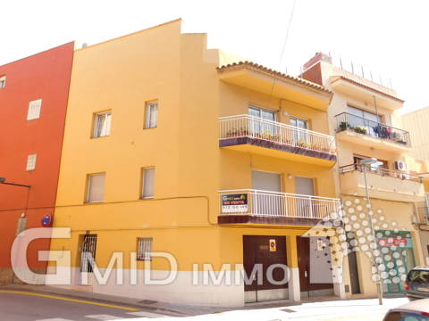 En venta piso de 4 habitaciones y garaje en pleno centro de Roses, Costa Brava