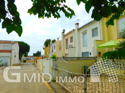 For sale terraced house with 2 bedrooms, community pool and parking in Empuriabrava