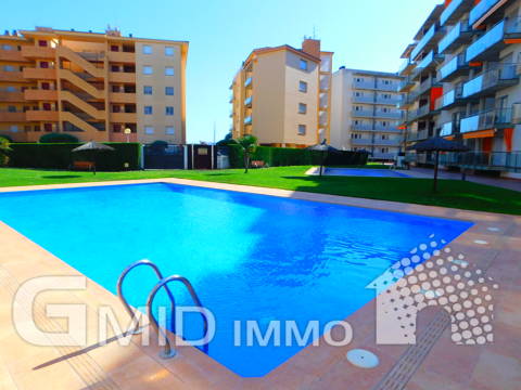 Holiday flat with 2 bedrooms, swimming pool and parking in Santa Margarita, Roses