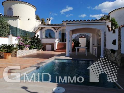 En venta casa con piscina y amarre 9m en Empuriabrava, Costa Brava