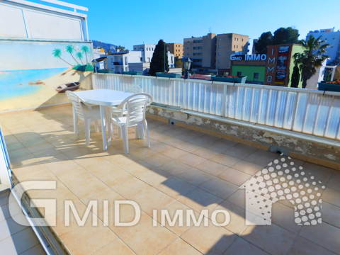 Penthouse en location de vacances avec belle terrasse à 200m de la plage du Salatar, Roses