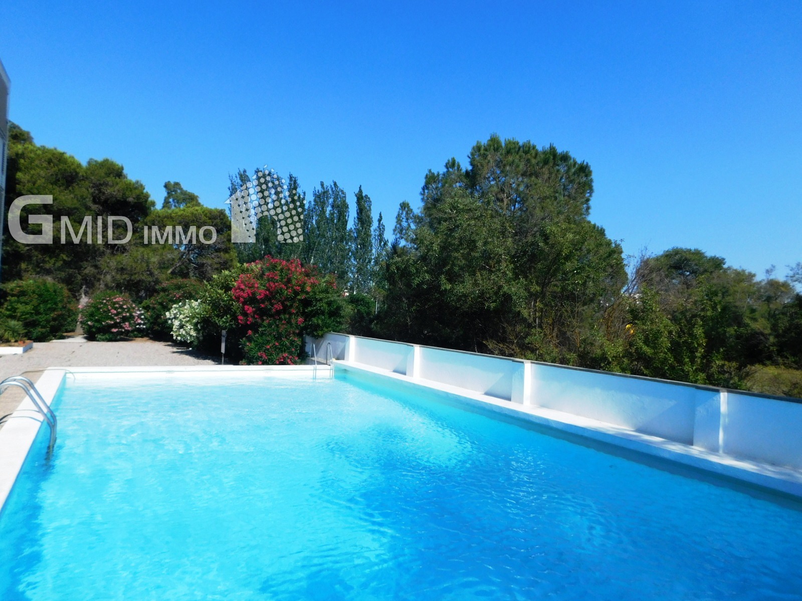 Appartement entièrement rénové de 3 chambres, piscine communautaire à 550 m de la plage de Salatar, Roses