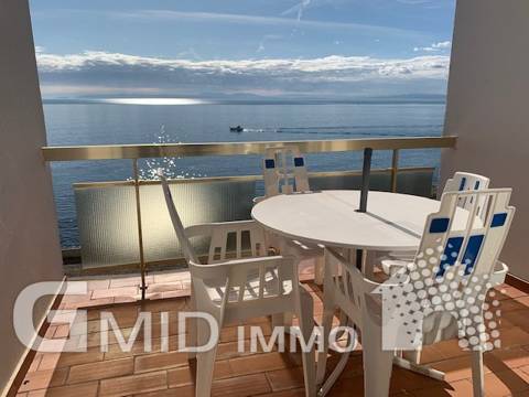 Splendid 1 bedroom apartment on the first line of the sea with parking Roses