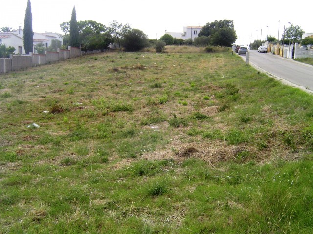 Plots of land in a residential area of Roses