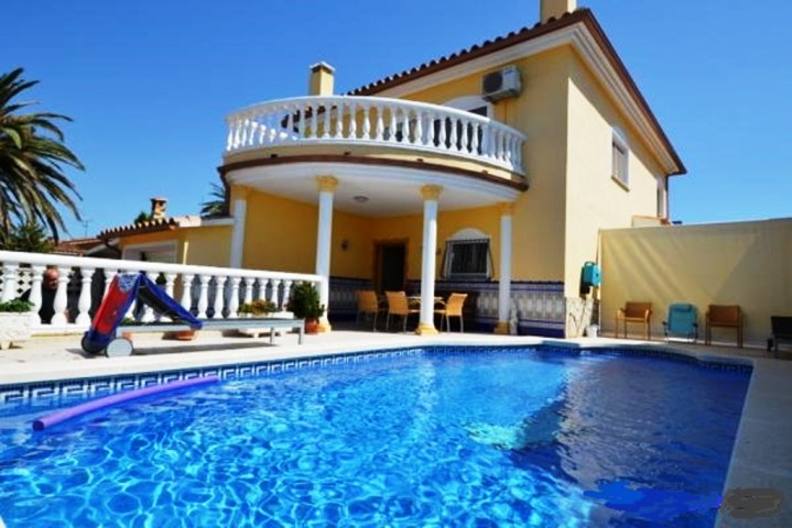 Detached house with 4 bedrooms, pool and garage in Empuriabrava