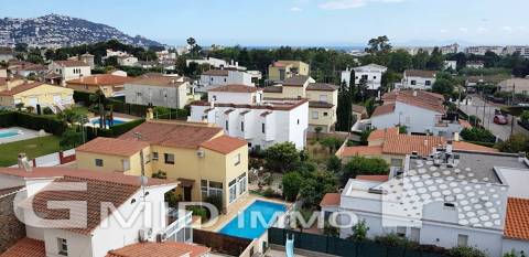 En venta piso renovado de dos habitaciones y parking privado en Roses, Costa Brava