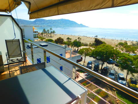 Esplendido atico duplex con piscina, terraza y parking en primera linea de mar Roses 