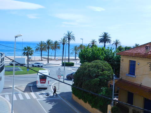 Wohnung 50 m vom Strand entfernt, Terrasse und Parkplatz im Zentrum von Roses, Costa Brava