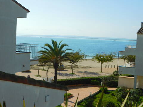 2 bedroom apartment with terrace on the seafront in Roses, Costa Brava