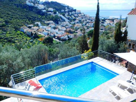 Seasonal rental 1-room apartment with pool and parking in Roses, Costa Brava