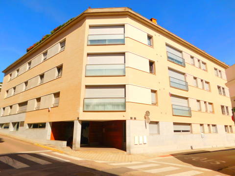 Long term rental modern apartment with terrace and parking, Roses center, Costa Brava
