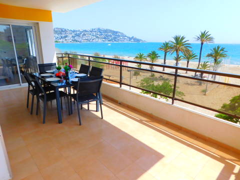 Vacation apartment with a large terrace and a wonderful sea view in Salatar, Roses