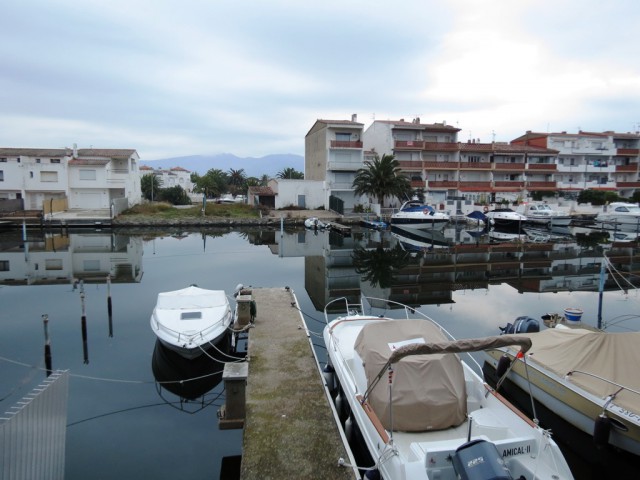 For sale apartment with commercial premise in Empuriabrava