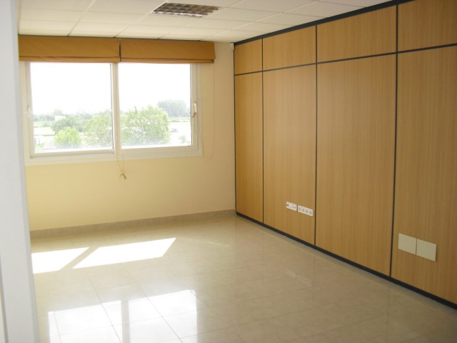 En venta oficinas en edificio reciente en Empuriabrava, Costa Brava