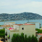Dulpex moderno con amplia terraza con vistas al mar, parking y piscina Roses