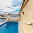 En venta casa de planta baja con piscina privada y amarre en Empuriabrava, Costa Brava 