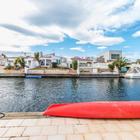 En venta casa de planta baja con piscina privada y amarre en Empuriabrava, Costa Brava 