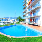 Holiday flat with 2 bedrooms, swimming pool and parking in Santa Margarita, Roses