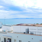 Dulpex moderno con amplia terraza con vistas al mar, parking y piscina Roses