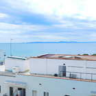 Moderne Maisonette mit großer Terrasse mit Meerblick, Parkplatz und Pool Roses