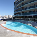 Moderno piso con piscina y vistas al canal en Santa Margarita, Roses