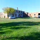 In vendita casa rustica con ampio terreno situato vicino a Figueres, Costa Brava