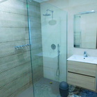 En venta piso renovado de 2 habitaciones, parking y terraza en Puig Rom, Roses