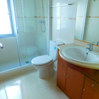 En venta piso moderno con terraza y parking, centro Roses, Costa Brava