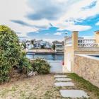 En venta casa de planta baja con piscina privada y amarre en Empuriabrava, Costa Brava 